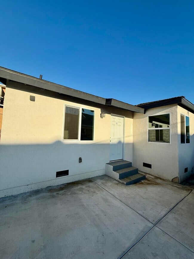 Building Photo - 845 W 76th St