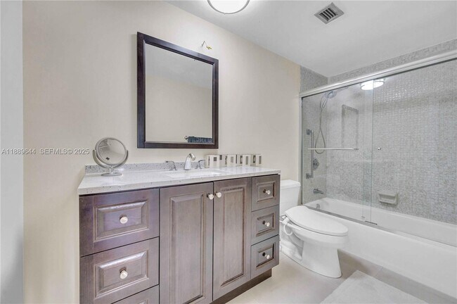 Building Photo - 5001 Collins Ave