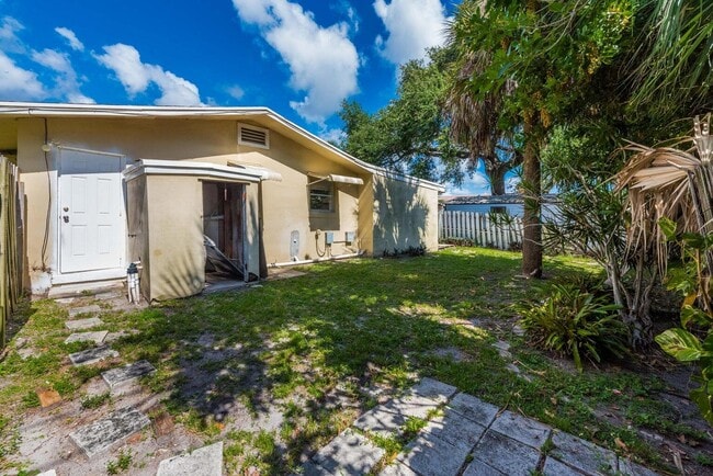 Building Photo - 8642 Sunset Dr