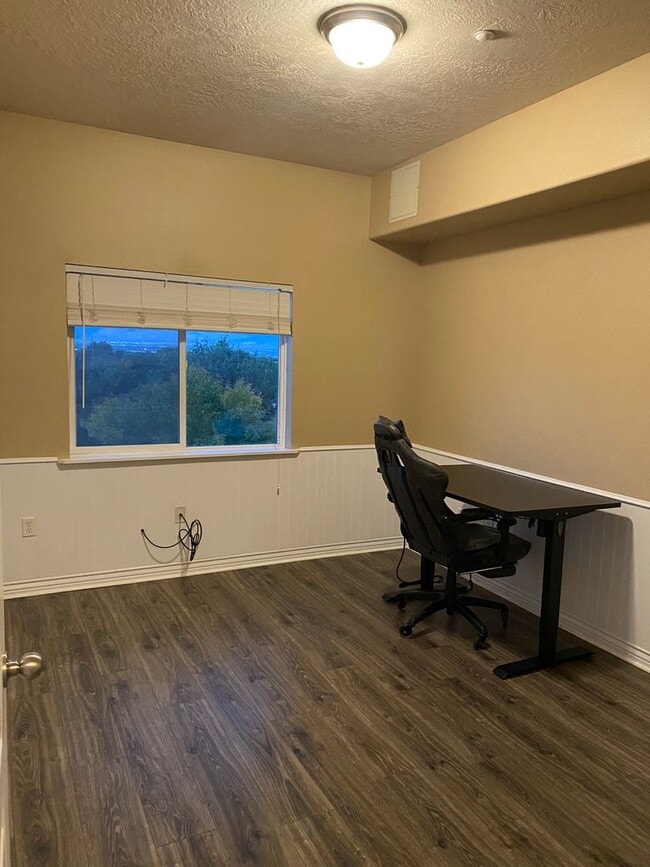 Building Photo - Great 2 Bed 2 Bath Unit in Millcreek!!!