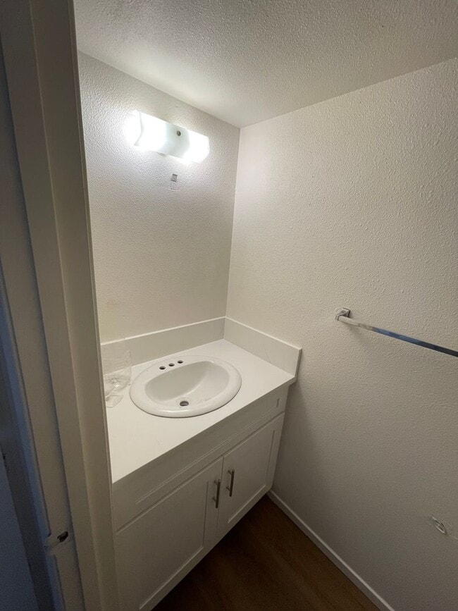 Building Photo - Charming Townhouse (2 Bed / 1.5 Bath)