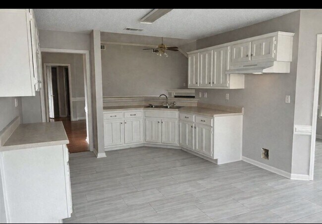 Building Photo - 3806 Beatrice Cove