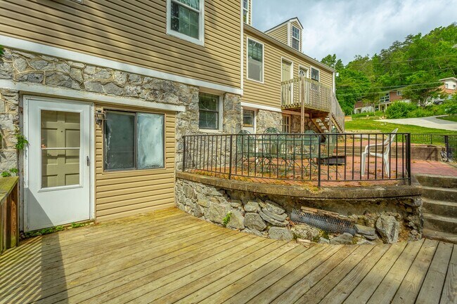 Building Photo - 321-325 Pine Ridge Road