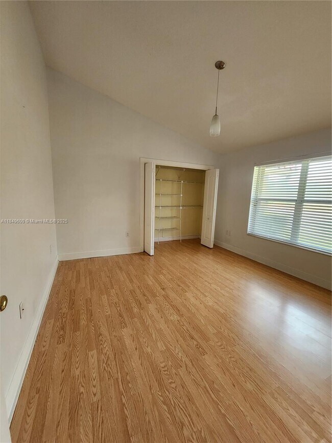 Building Photo - 620 Laurel Ln