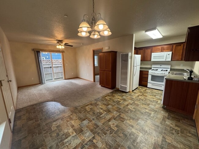 Building Photo - 1879 Maplewood Dr