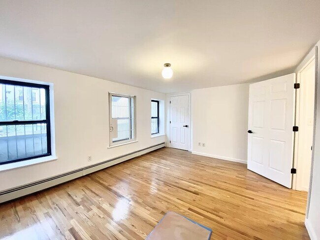 Building Photo - 623 Monroe St