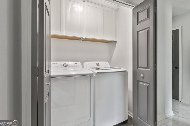 Building Photo - 558 Kenwood Rd