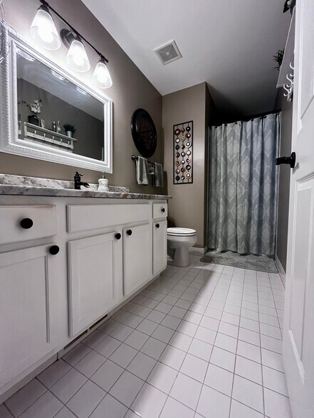 Attached master full bathroom - 51582 Stern Ln