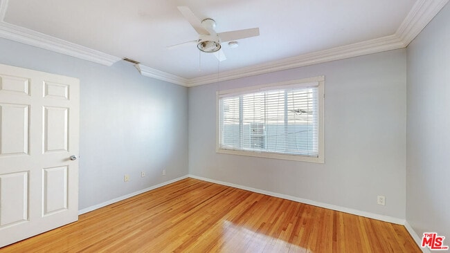 Building Photo - 432 S Doheny Dr