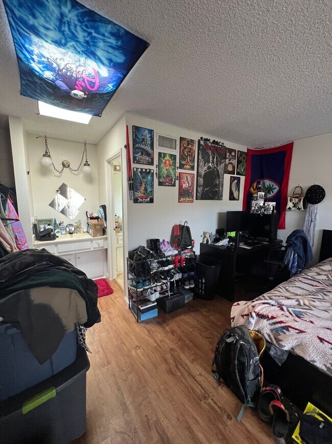 Building Photo - Rarely Available Private 5 Bed 3 Bath House w/ 2 Masters