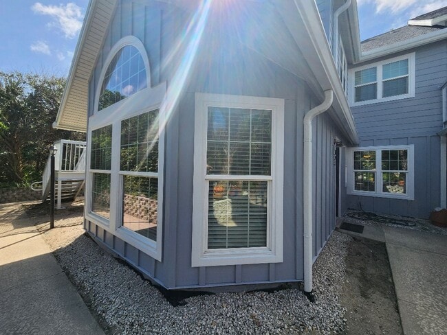 Building Photo - Remodeled beach condo steps away from the beach!!!