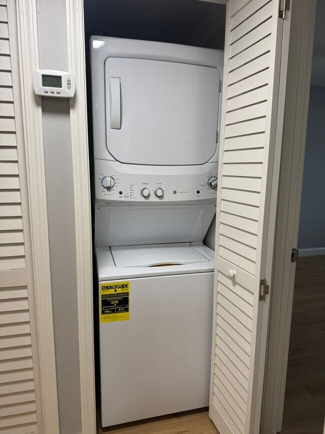 Building Photo - 1 Bedroom 1 Bath Condo Available.