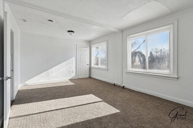 Building Photo - 2 bedroom $1200