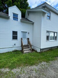 Building Photo - 12 Oak St