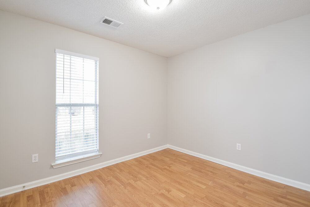 Building Photo - 10712 Oak Cir N
