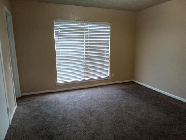 Building Photo - 102 Edwards St