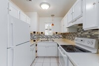 Building Photo - 2 bedroom, 2 bath town house minutes from the Strip