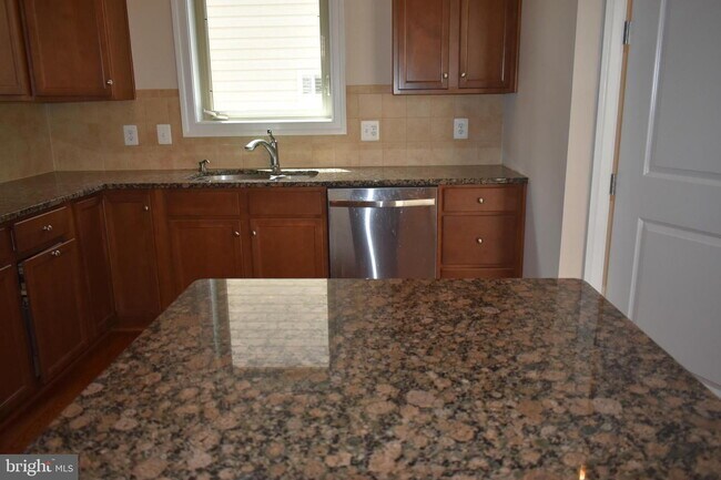 Building Photo - Luxurious Single-Family Home in Vibrant On...