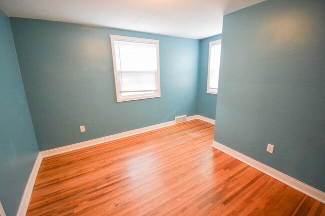 Building Photo - Conveniently located 3 bed 1.5 with Fenced In Yard Available NOW!