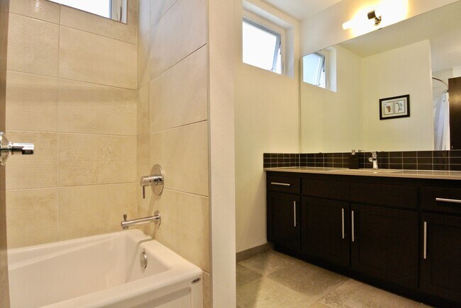 Building Photo - Modern, Stand Alone Home in the heart of Ballard!