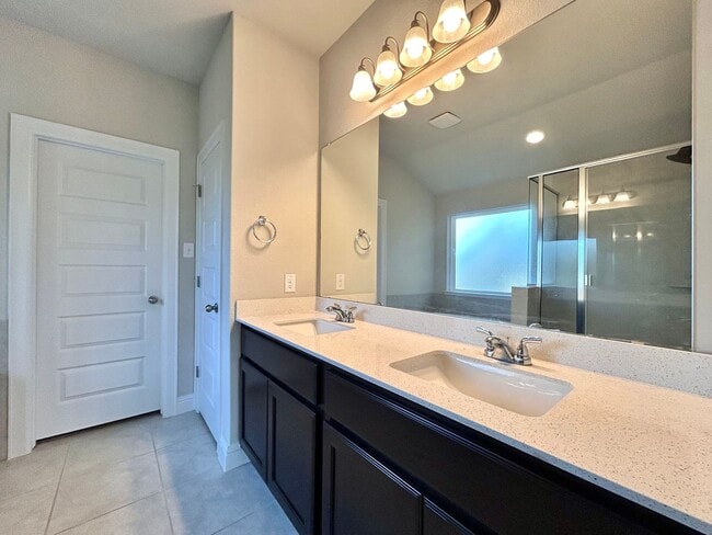 Building Photo - Charming 4/BR 2/BA Home with 2-Car Garage and Private Fenced Backyard