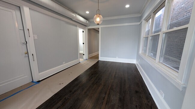 Building Photo - 5028 W Lawrence Ave