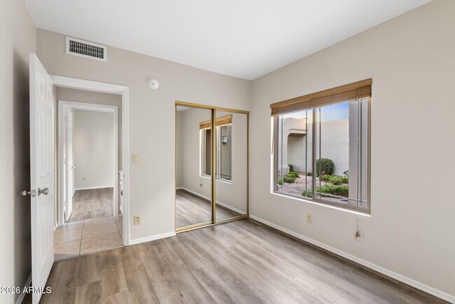 Building Photo - 8841 E Meadow Hill Dr