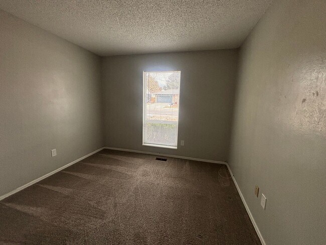 Building Photo - 5 Bed, 2 Bath Ranch-style w/ A/C! - Available Now! - MileStone Real Estate Services