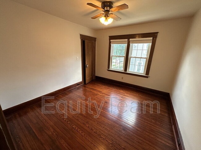 Building Photo - 3823 Drake Ave
