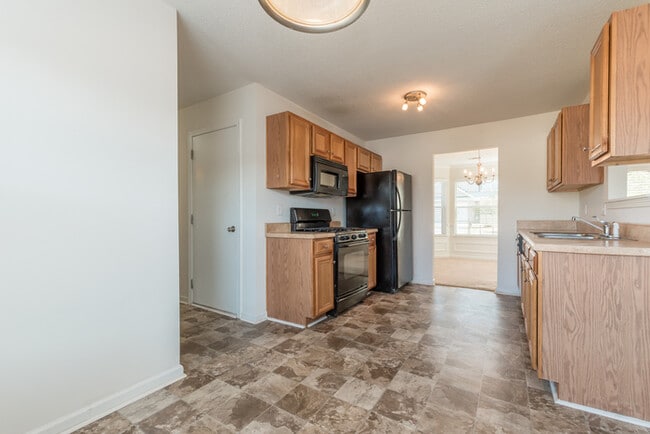 Building Photo - Spacious 4 bedroom 2.5 bath