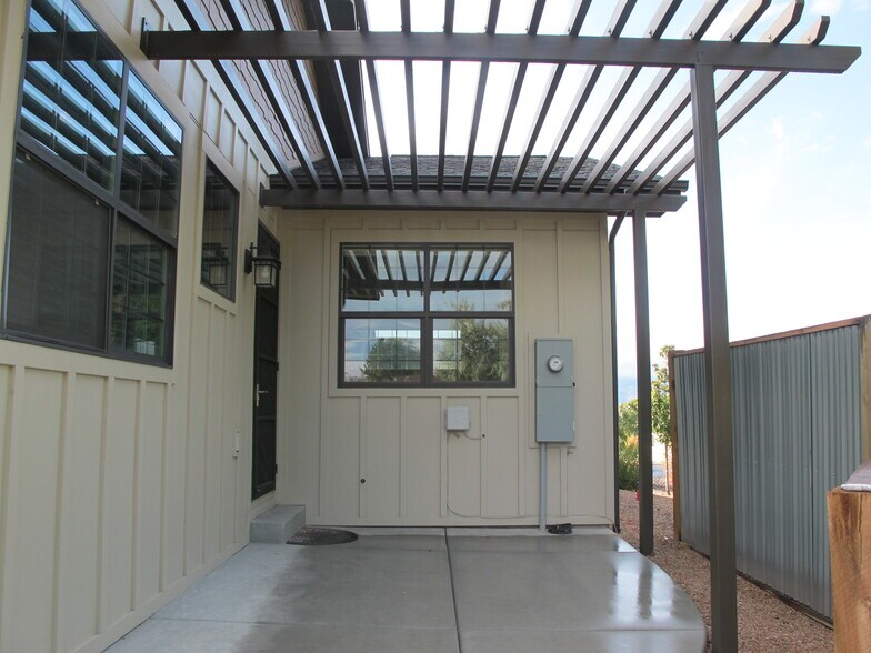 Building Photo - 1670 Wellington Ave