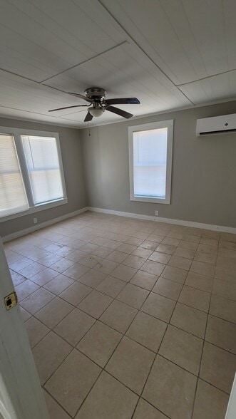 Building Photo - 1511 N Davis Hwy