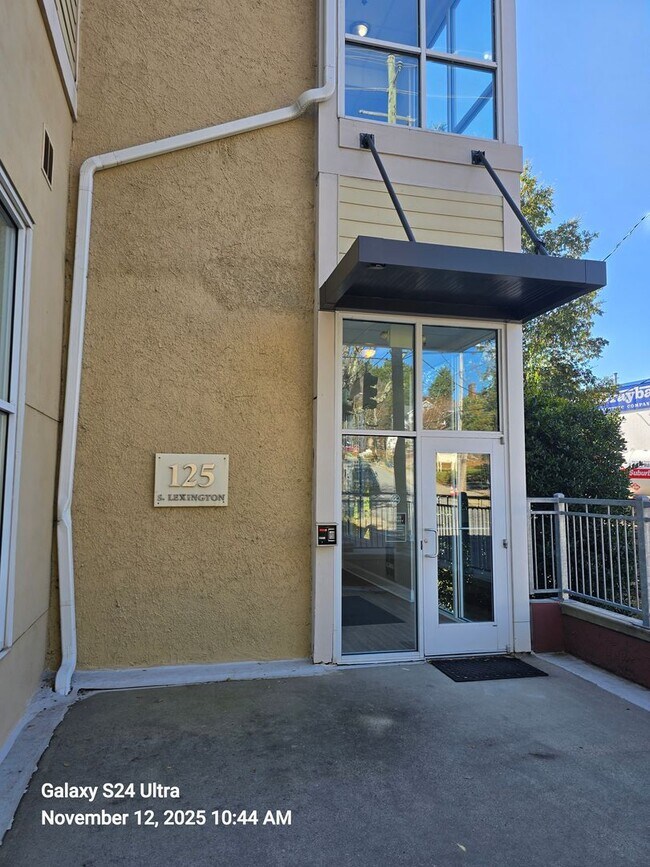 Building Photo - Luxurious Furnished Downtown Condo - 6-18 Month Lease Available!