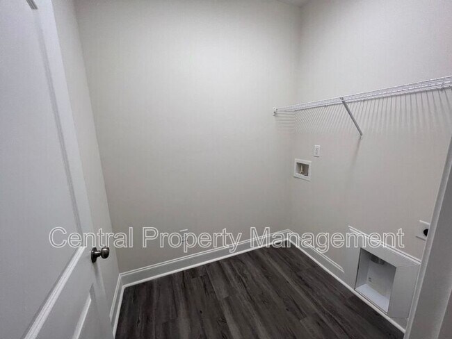 Building Photo - 102 Lariat Ct
