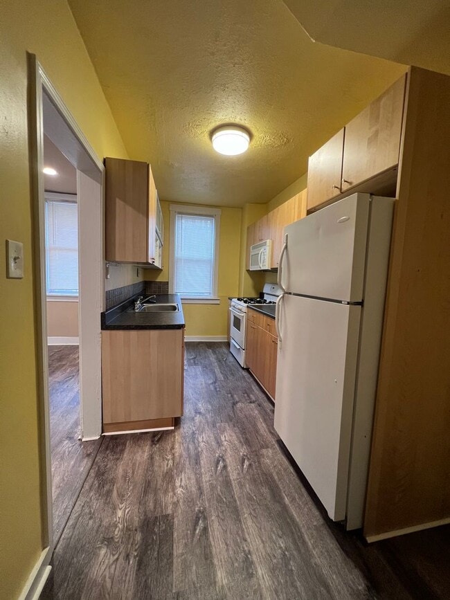 Building Photo - 2 Bedroom Townhome for Rent in the Arlingt...