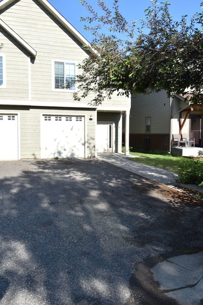 Building Photo - Fantastic end unit condo in Westgate subdi...