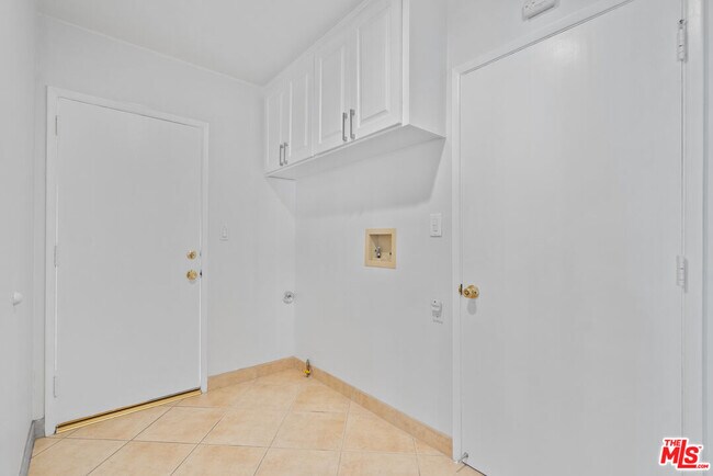 Building Photo - 4159 Regal Oak Dr