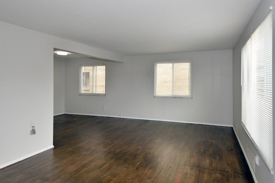 Spacious living room with separate dining area - 3152 Glendale Ave