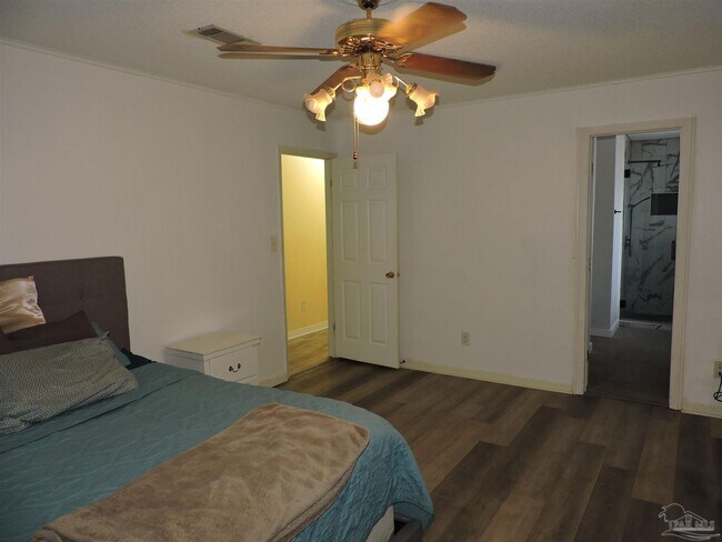 Building Photo - 12134 Longwood Dr