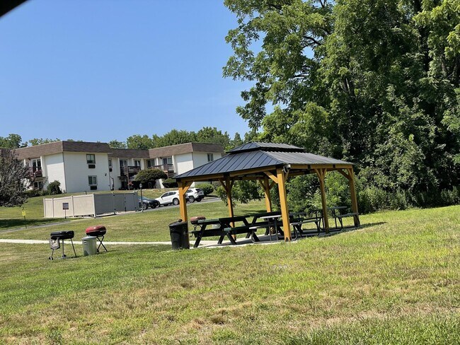 Building Photo - 13 Skyline Dr