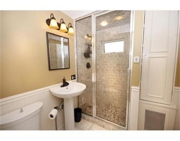 Building Photo - 592 E 2nd St