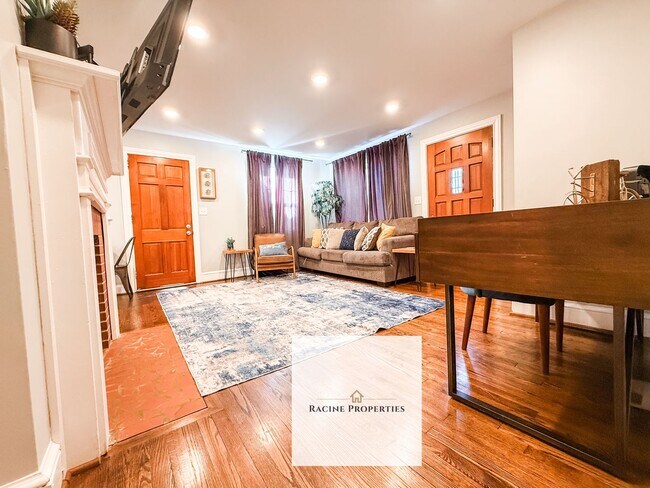 Building Photo - Furnished Two Bedroom Close to Downtown