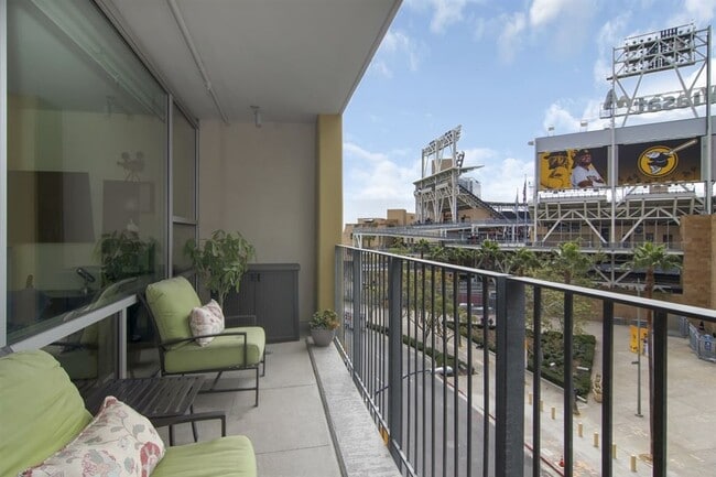 Patio - 321 10th Ave