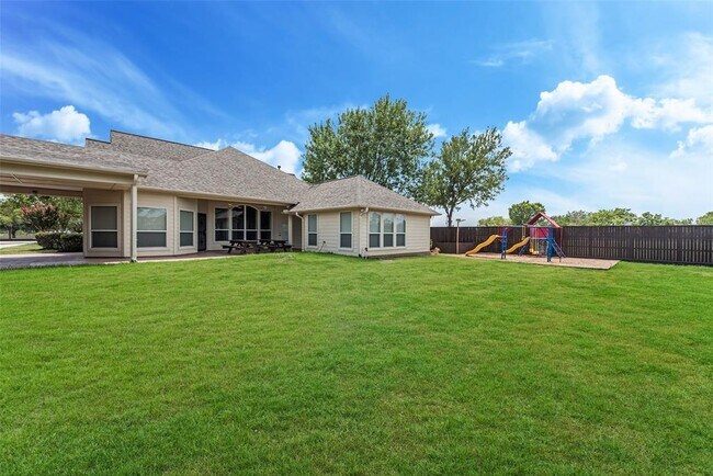 Building Photo - 30062 N Fulshear Dr