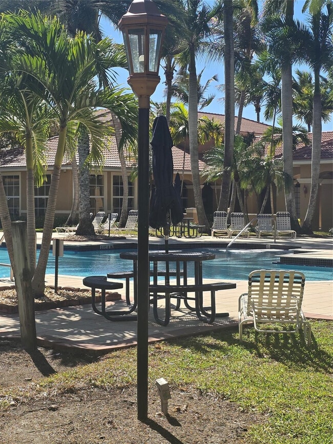 Building Photo - 7970 N Nob Hill Rd