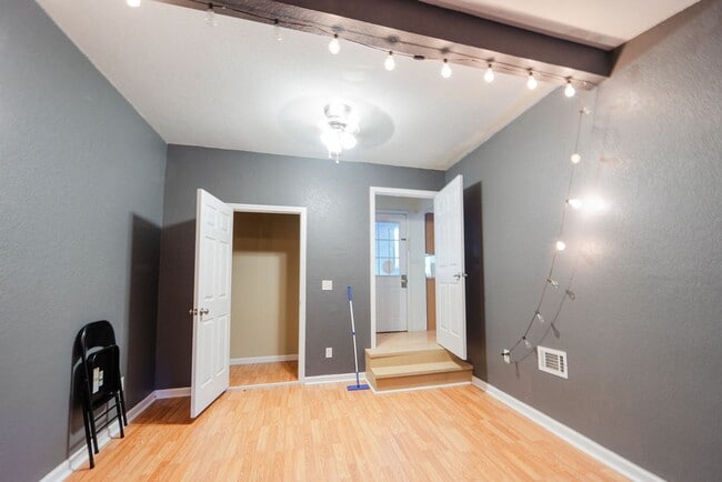 Building Photo - Cute 3,2 Right in the heart of HSV!!
