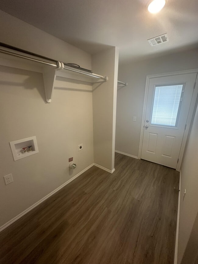 Building Photo - 1009 Ichabod Cir