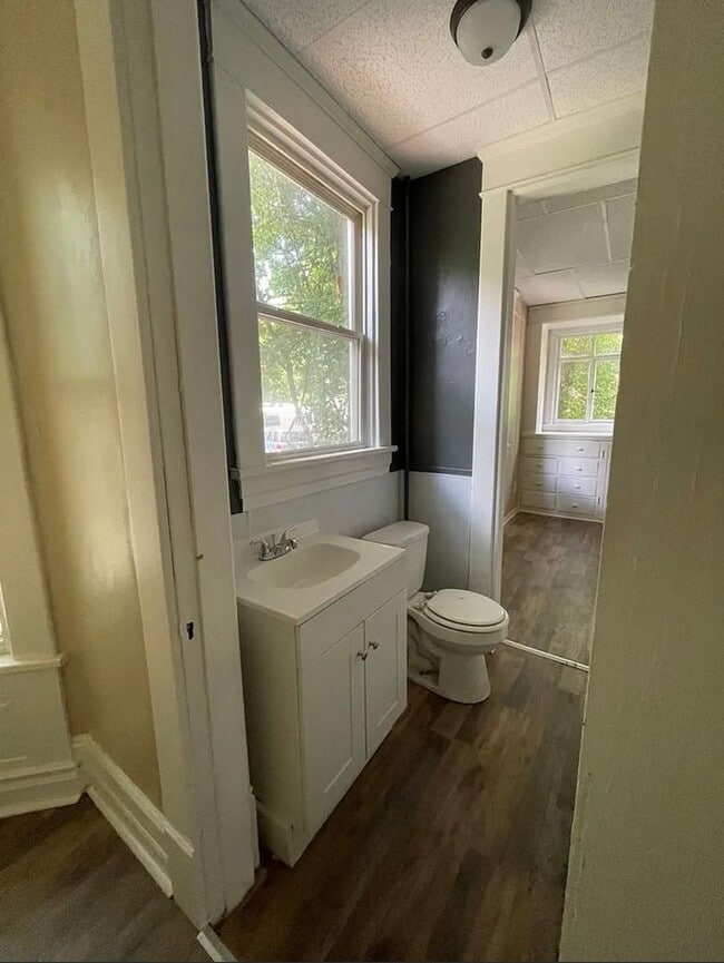 Building Photo - 1 Bdrm 1st Floor Unit