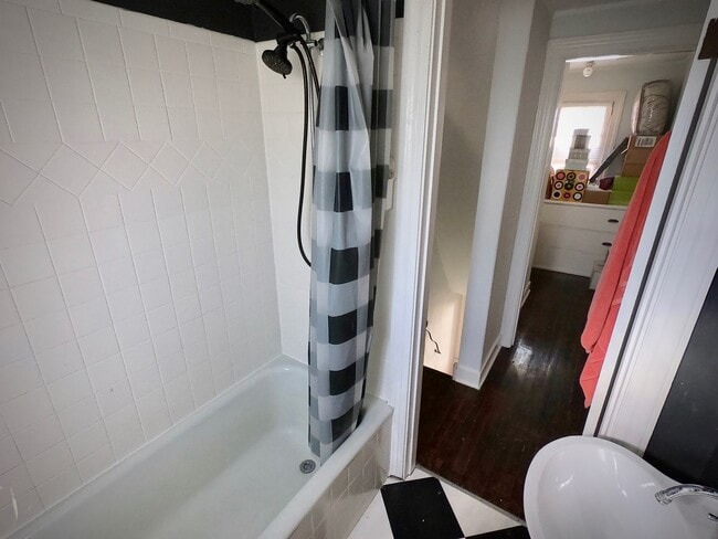 Building Photo - 9/1 Beautiful Hidden GEM. 2 Blocks from Wa...