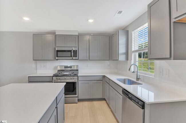 Building Photo - 3040 Willow Rd